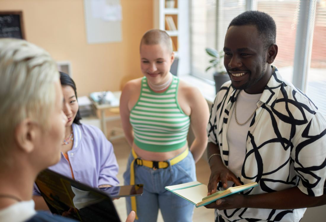 Two people talking with a assistant